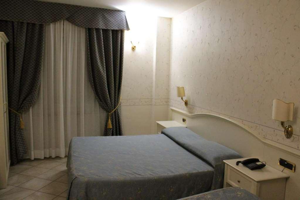 Hotel La Noce Chivasso Oda fotoğraf